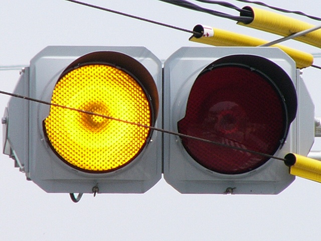 の 点滅 黄色 夜間、赤色や黄色の点滅信号機がある交差点へ車で進入する時は要注意